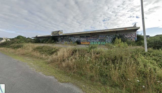 Hangar abandonné